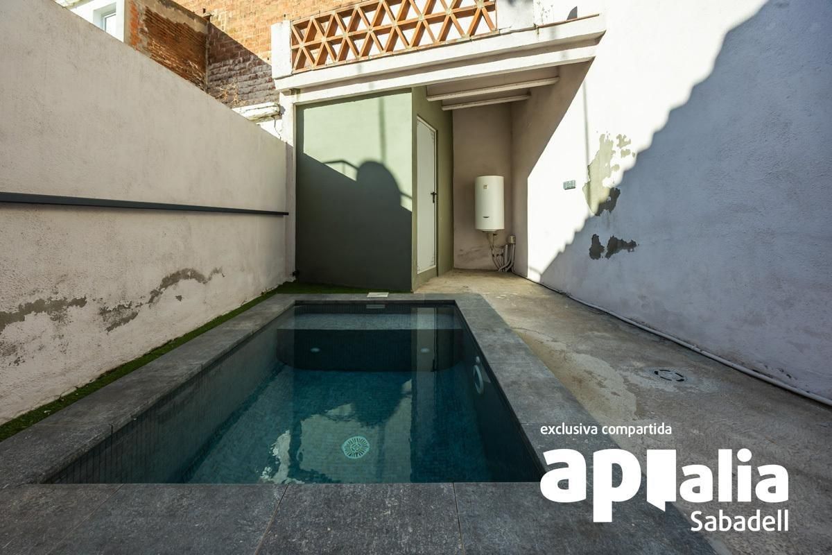 Piscina de Casa adosada en venta en Sabadell con Aire acondicionado, Calefacción y Trastero