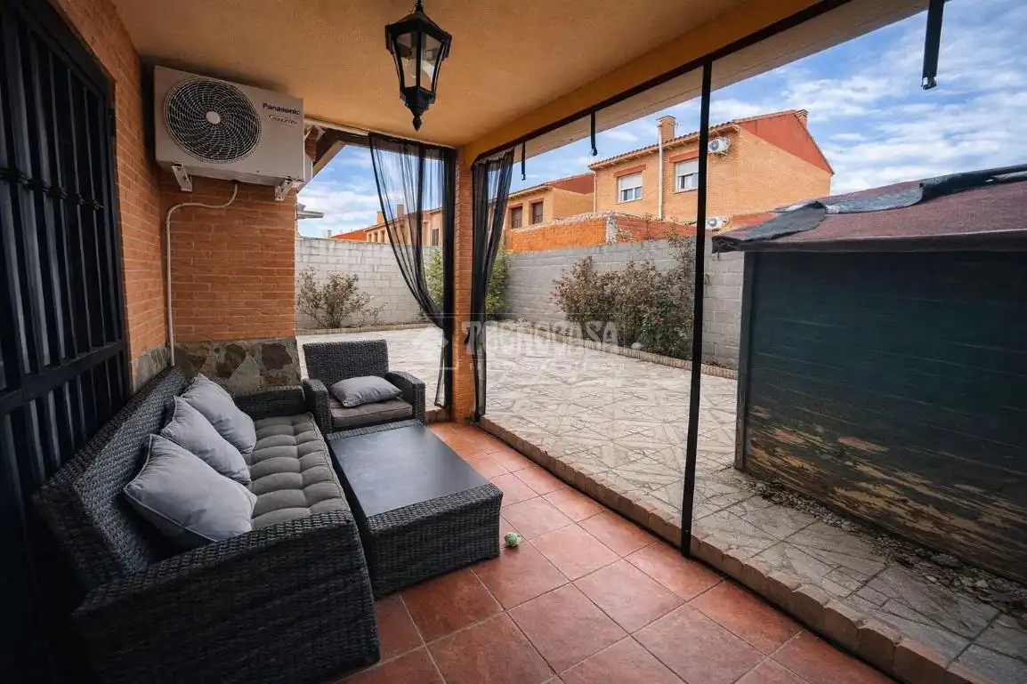 Terraza de Casa adosada en venta en Lominchar con Aire acondicionado, Calefacción y Jardín privado