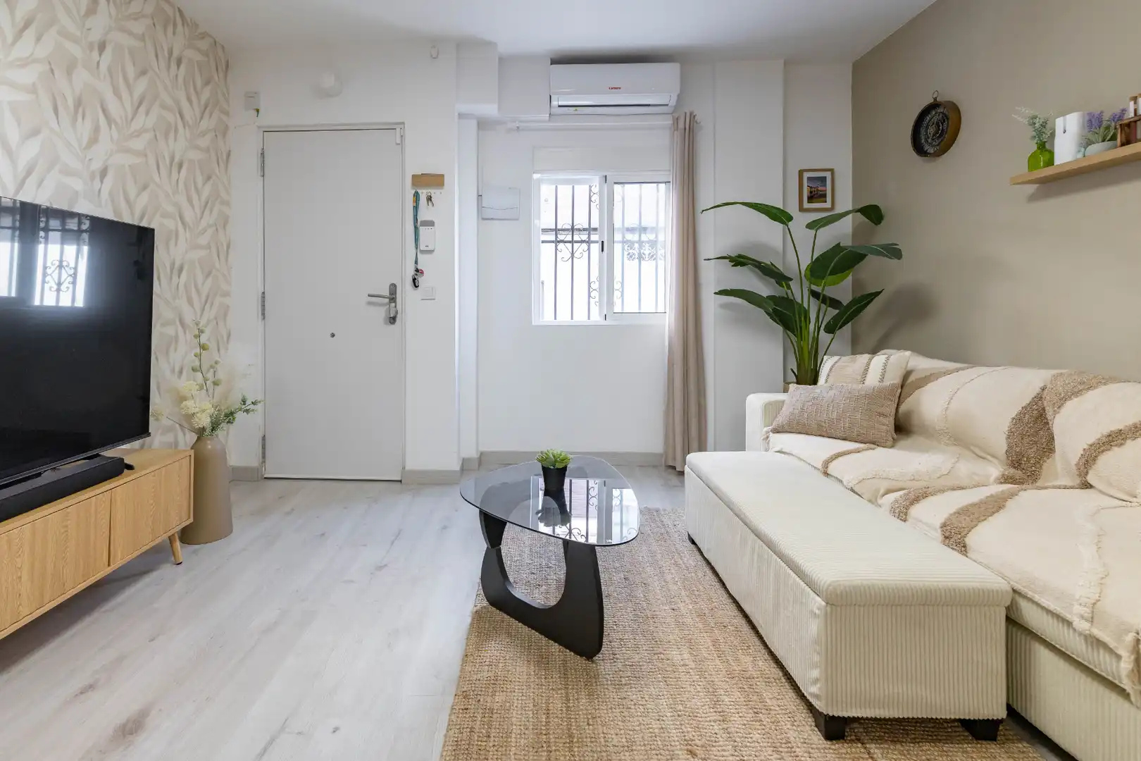 Sala d'estar de Planta baixa en venda en La Pobla de Vallbona amb Aire condicionat, Terrassa i Moblat
