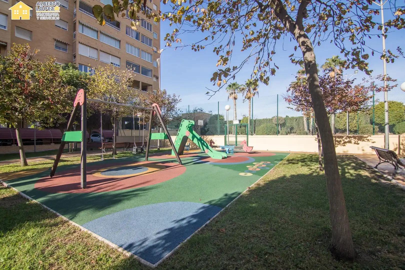 Parking de Apartamento en venta en Alicante / Alacant con Aire acondicionado, Calefacción y Piscina comunitaria