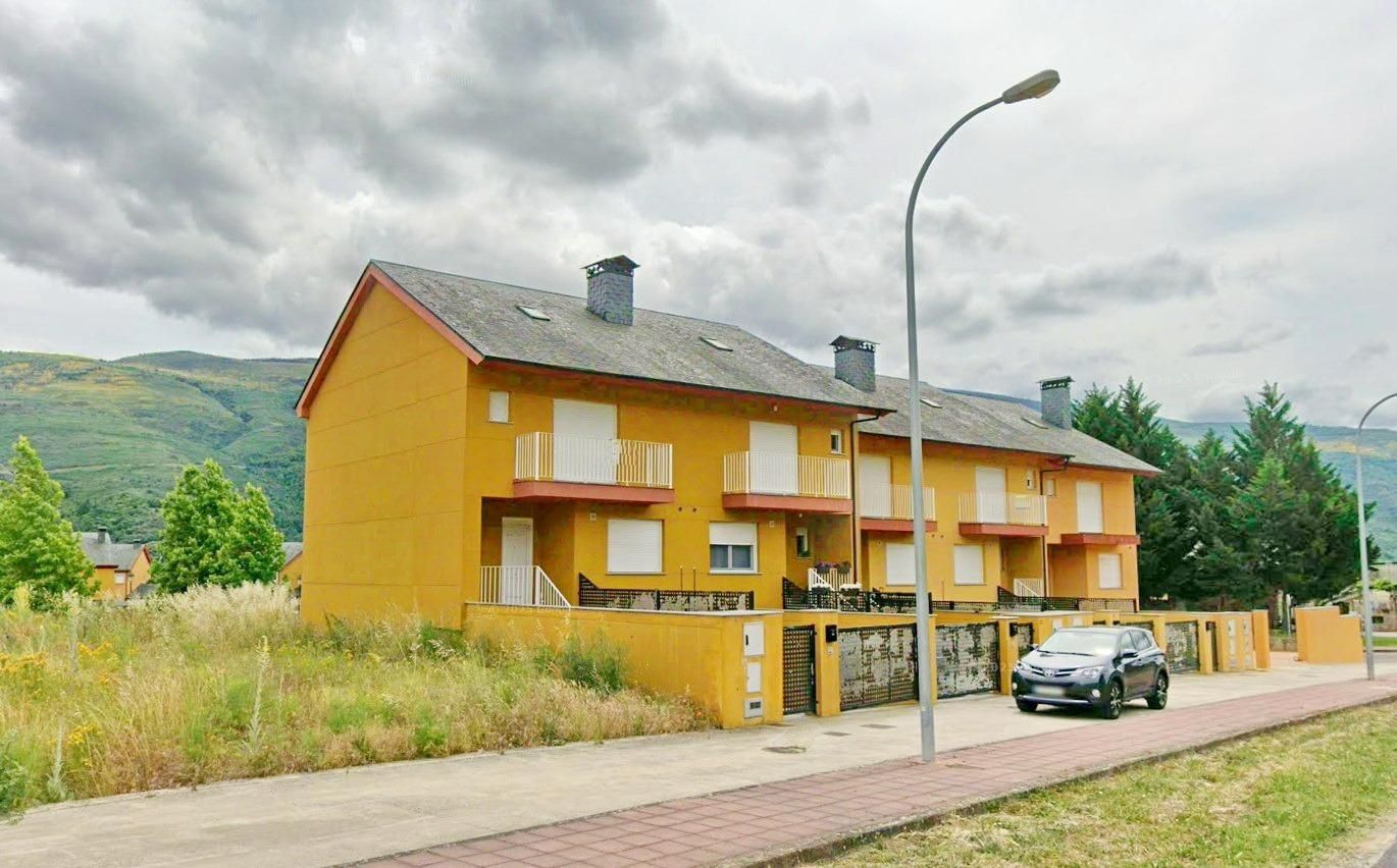 Vista exterior de Casa o xalet en venda en O Barco de Valdeorras   amb Terrassa i Balcó
