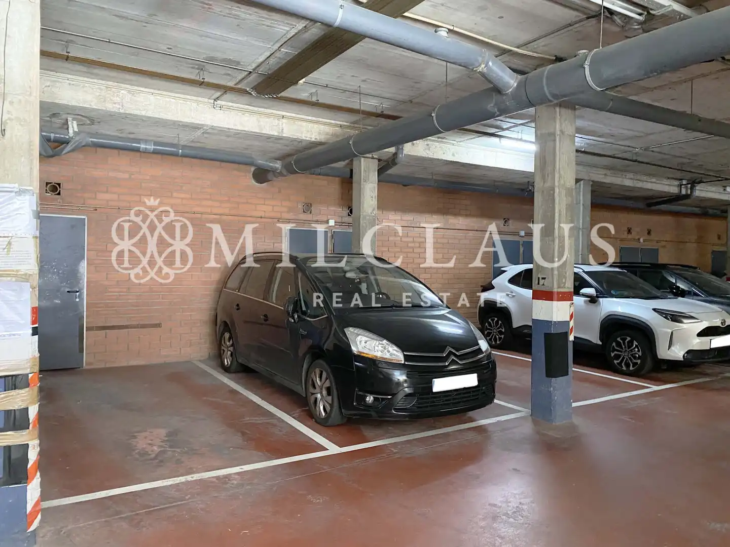 Parkplatz von Einfamilien-Reihenhaus zum Verkauf in L'Hospitalet de Llobregat mit Klimaanlage, Heizung und Parkett