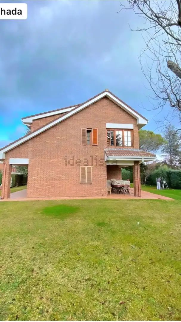Vista exterior de Casa o xalet en venda en Becerril de la Sierra amb Aire condicionat, Calefacció i Jardí privat
