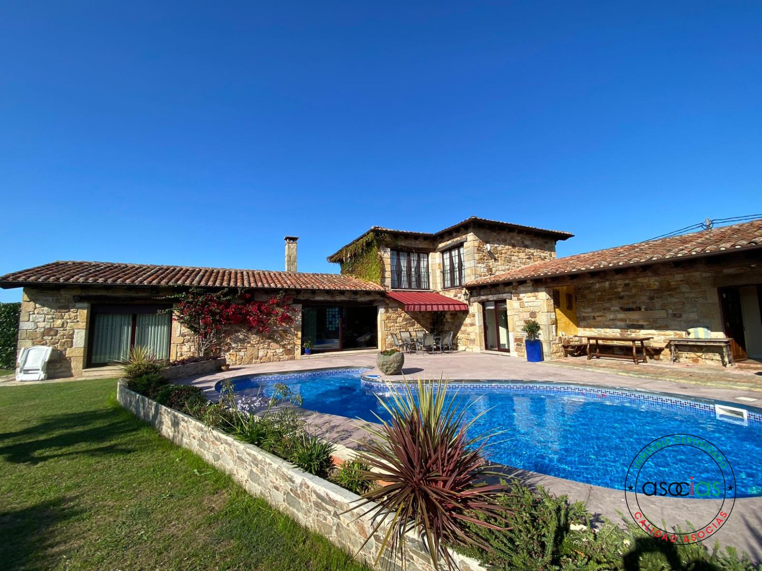 Vista exterior de Casa o xalet en venda en Villaviciosa amb Calefacció, Jardí privat i Terrassa
