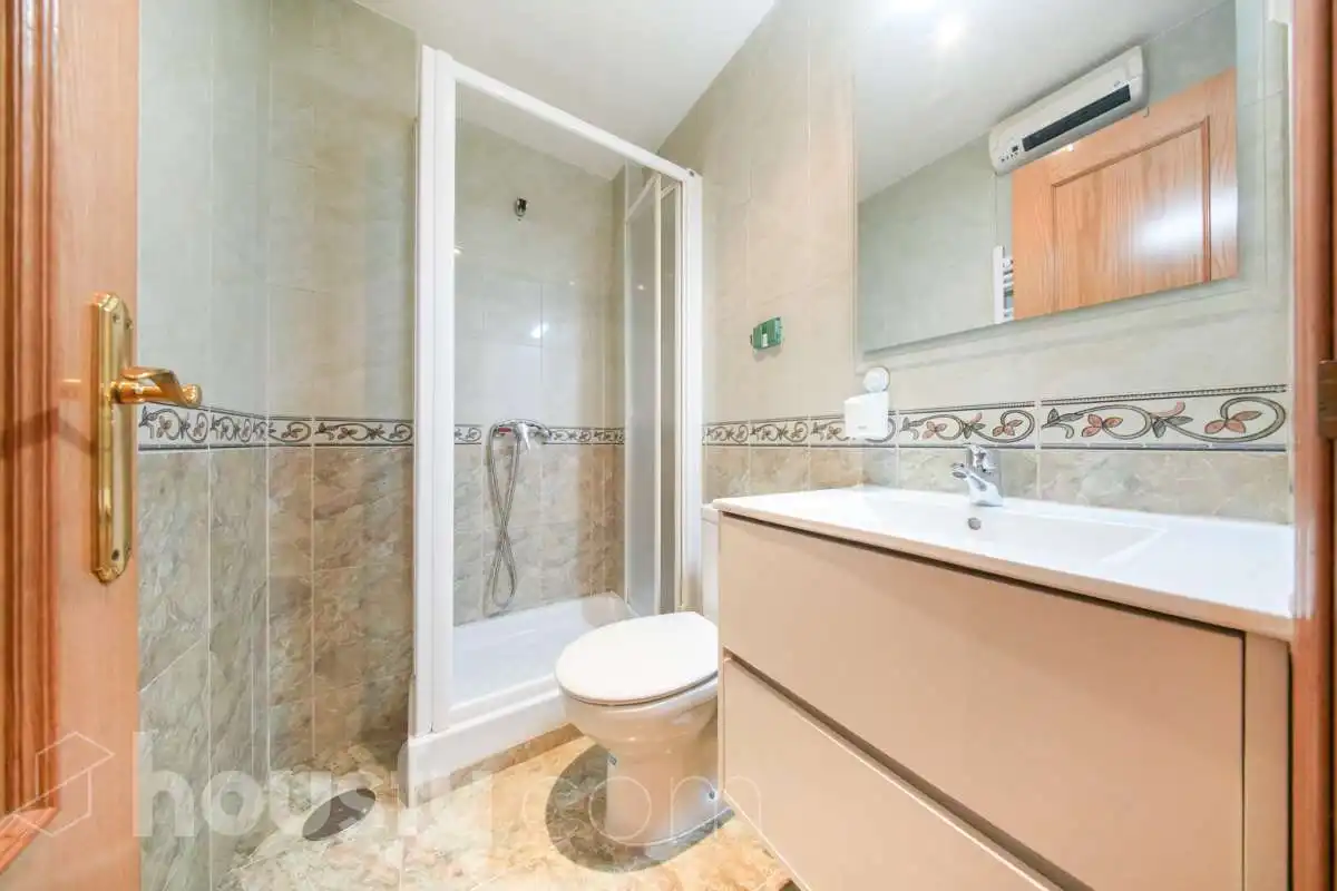 Bathroom of Study for sale in Madrid  with Air Conditioner, Storage room and Furnished