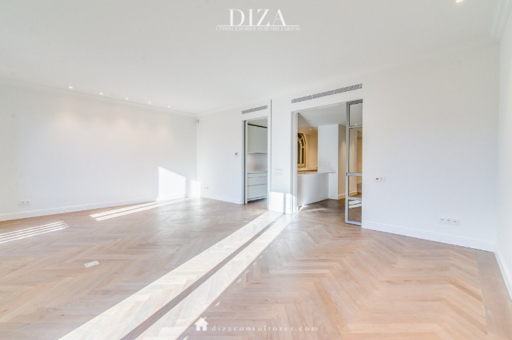 Living room of Flat for sale in  Madrid Capital  with Air Conditioner and Heating