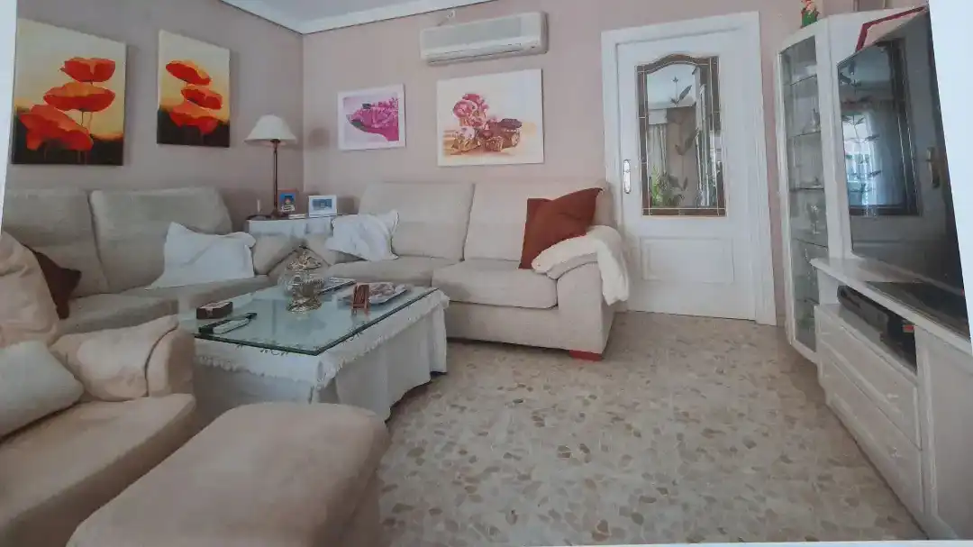 Sala de estar de Casa adosada en venta en Lucena con Aire acondicionado, Calefacción y Jardín privado