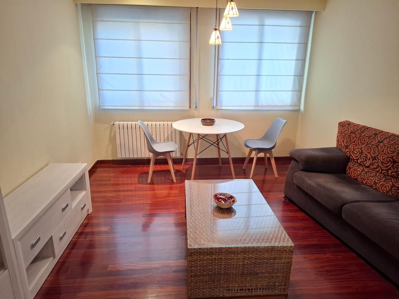 Wohnzimmer von Wohnungen zur Miete in Ourense Capital  mit Heizung, Abstellraum und Möbliert