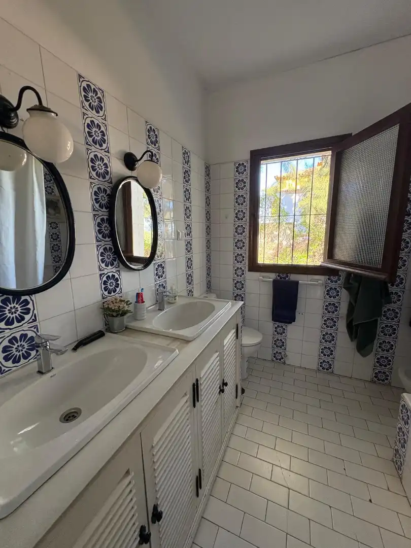 Bany de Casa o xalet en venda en Algeciras amb Aire condicionat, Jardí privat i Parquet