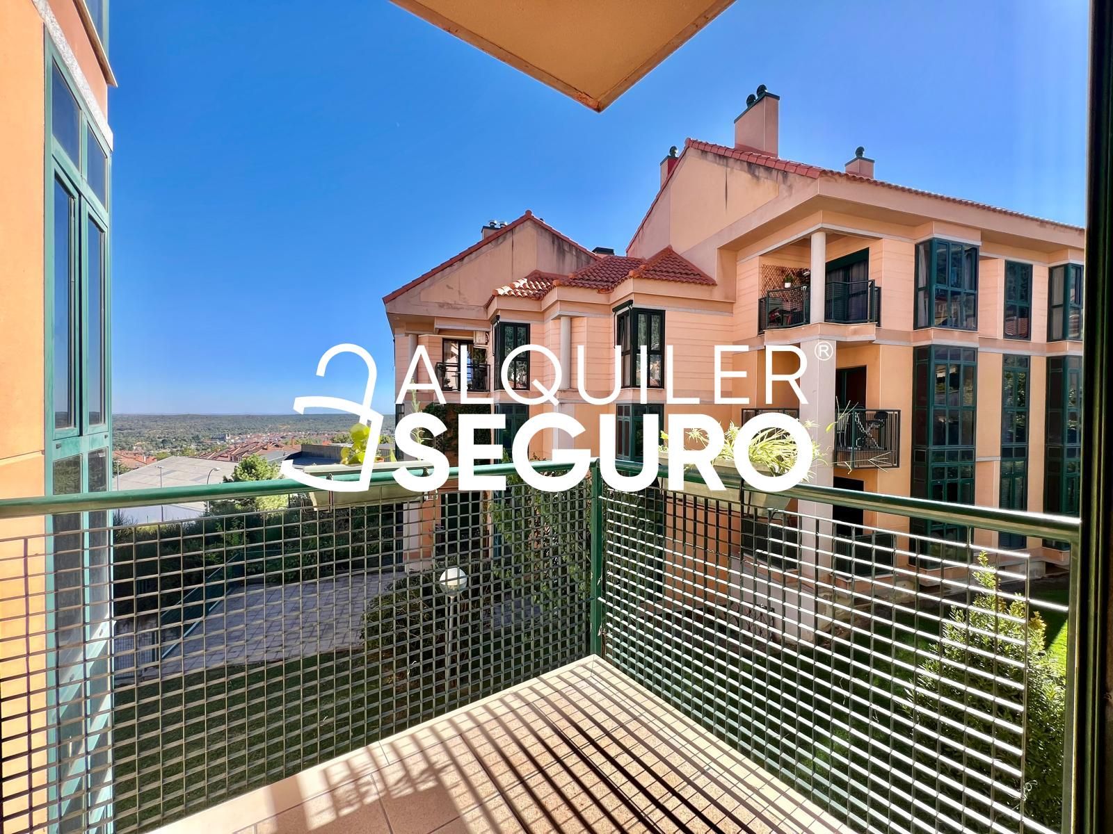 Vista exterior de Pis de lloguer en San Lorenzo de El Escorial amb Calefacció, Terrassa i Piscina