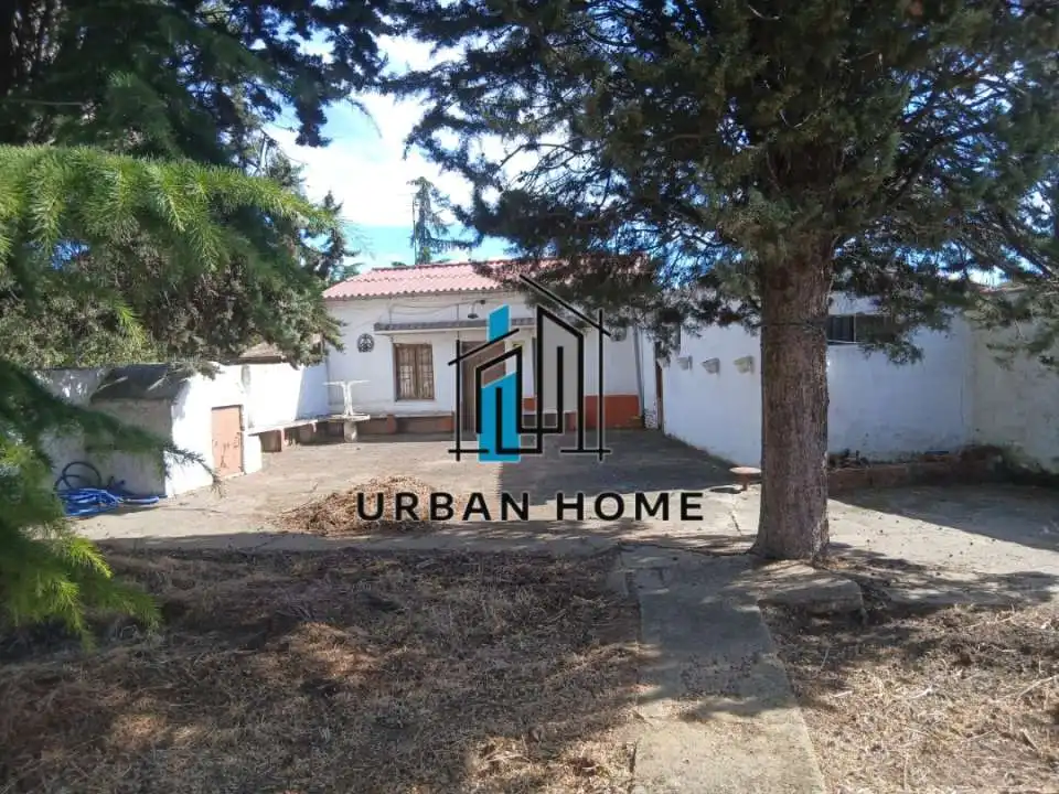 Vista exterior de Casa o xalet en venda en León Capital  amb Calefacció i Jardí privat