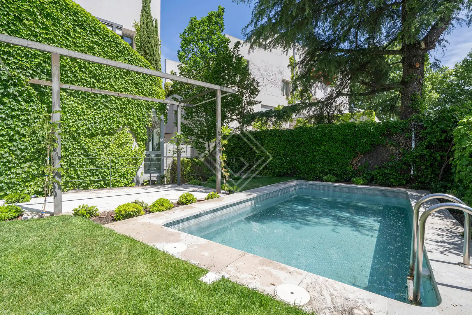 Piscina de Dúplex de lloguer en Madrid amb Jardí privat, Terrassa i Piscina