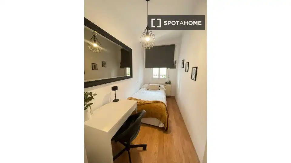 Bedroom of Flat for share in Madrid  with Air Conditioner, Heating and Internet