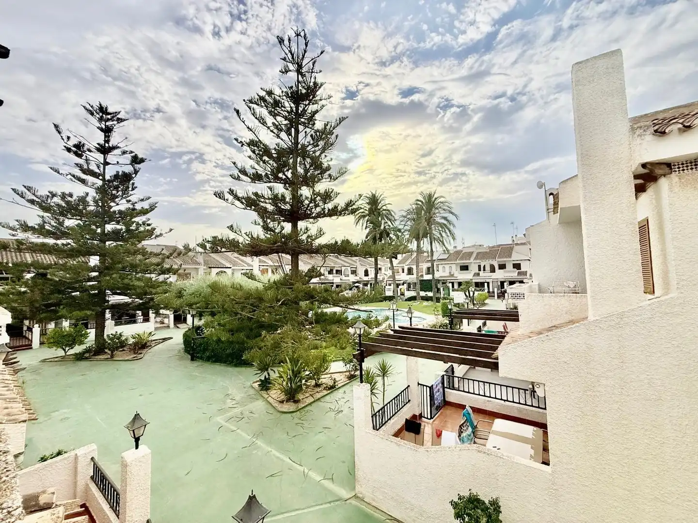 Vista exterior de Casa adosada en venda en San Pedro del Pinatar amb Aire condicionat, Calefacció i Jardí privat