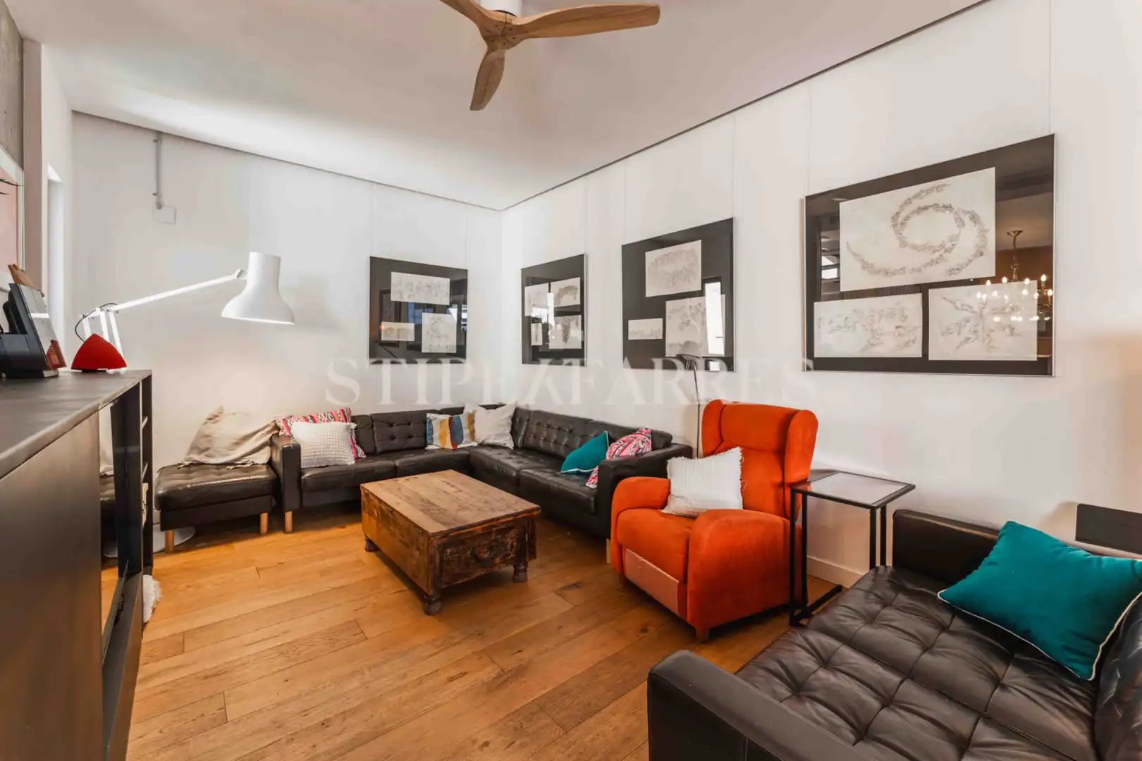 Sala de estar de Casa adosada en venta en Barcelona con Aire acondicionado, Calefacción y Jardín privado