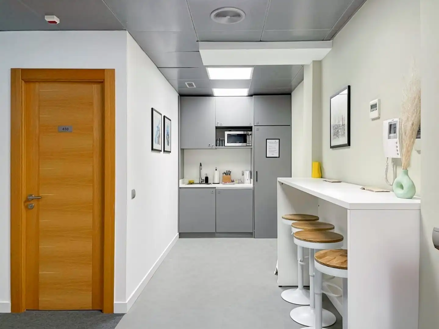 Cocina de Oficina de alquiler en Santander con Aire acondicionado, Calefacción y Amueblado