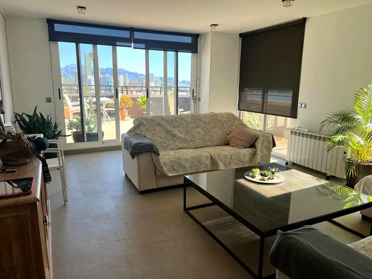 Sala de estar de Ático en venta en Benidorm con Aire acondicionado, Terraza y Piscina comunitaria
