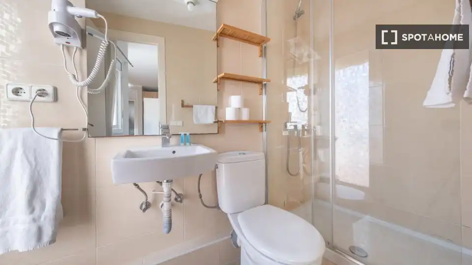 Bathroom of Flat for rent in Barcelona  with Air Conditioner, Heating and Furnished