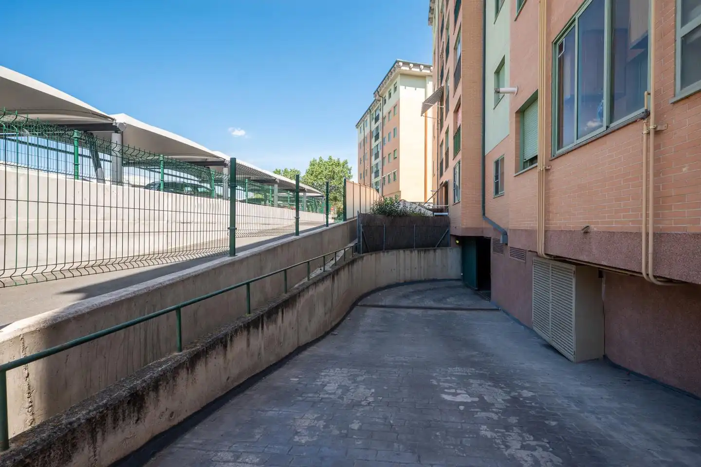 Parking de Piso en venta en Ávila con Calefacción, Parquet y Terraza