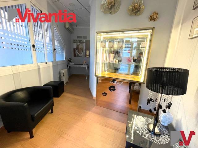 Local comercial en Alquiler en Calle José Mouliaá en San José