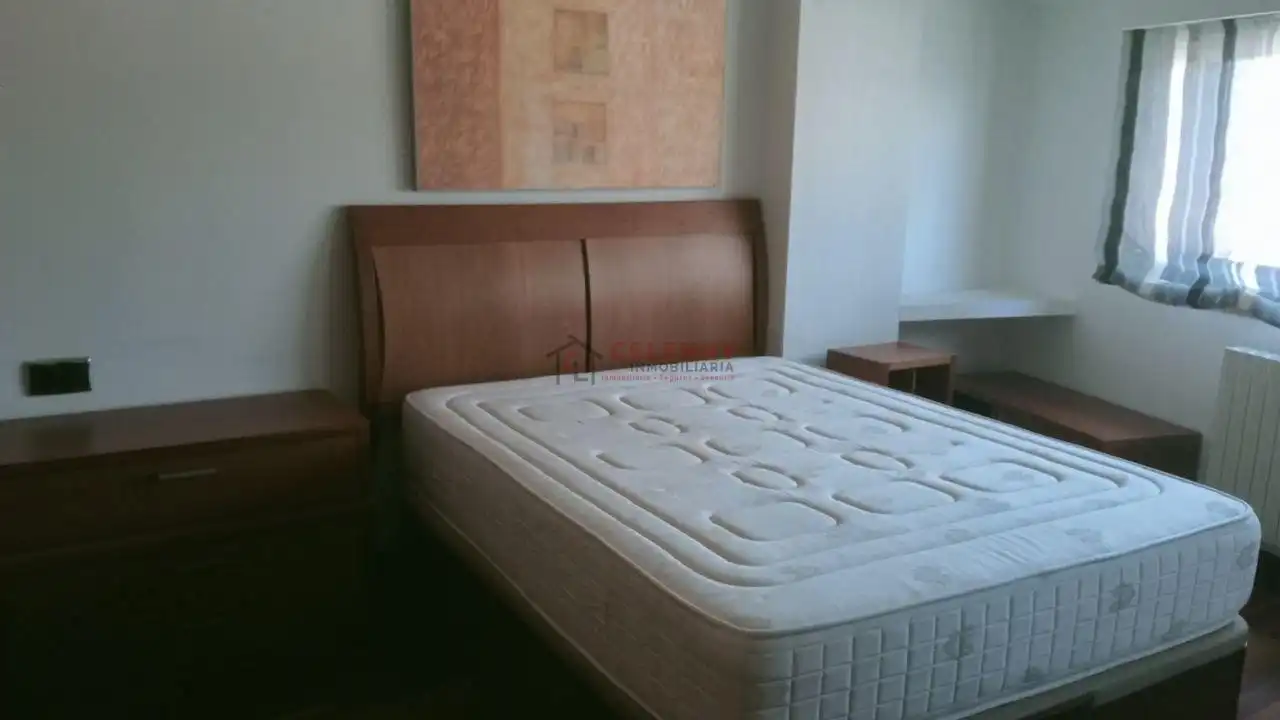 Dormitori de Dúplex de lloguer en Ourense Capital  amb Calefacció, Parquet i Traster