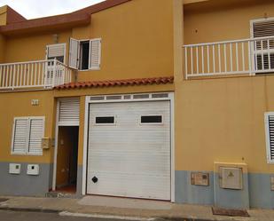 Vista exterior de Casa adosada en venda en Gáldar amb Terrassa, Traster i Balcó