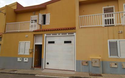 Vista exterior de Casa adosada en venda en Gáldar amb Terrassa, Traster i Balcó