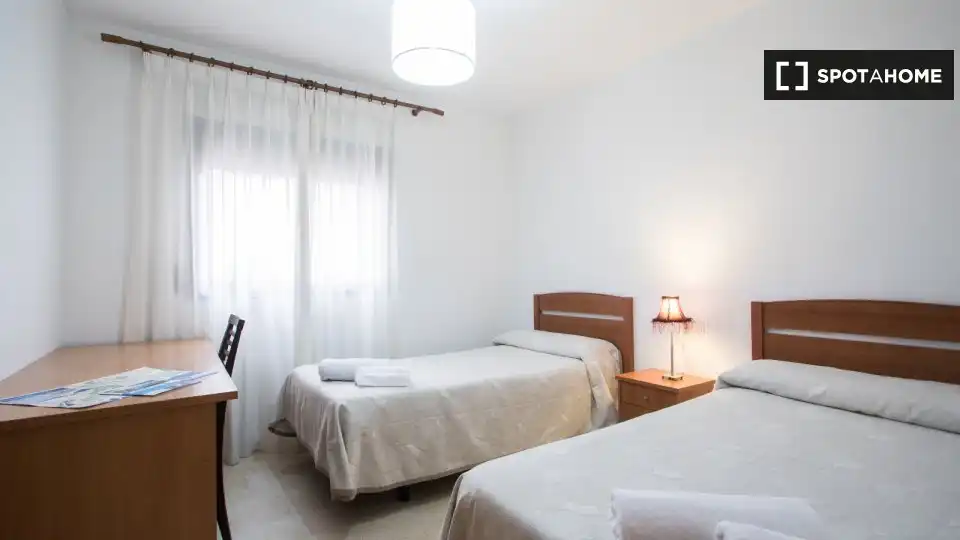 Room in Ensanche - Diputación