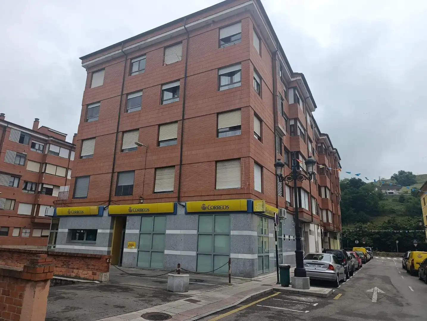 Vista exterior de Edifici en venda en Oviedo 