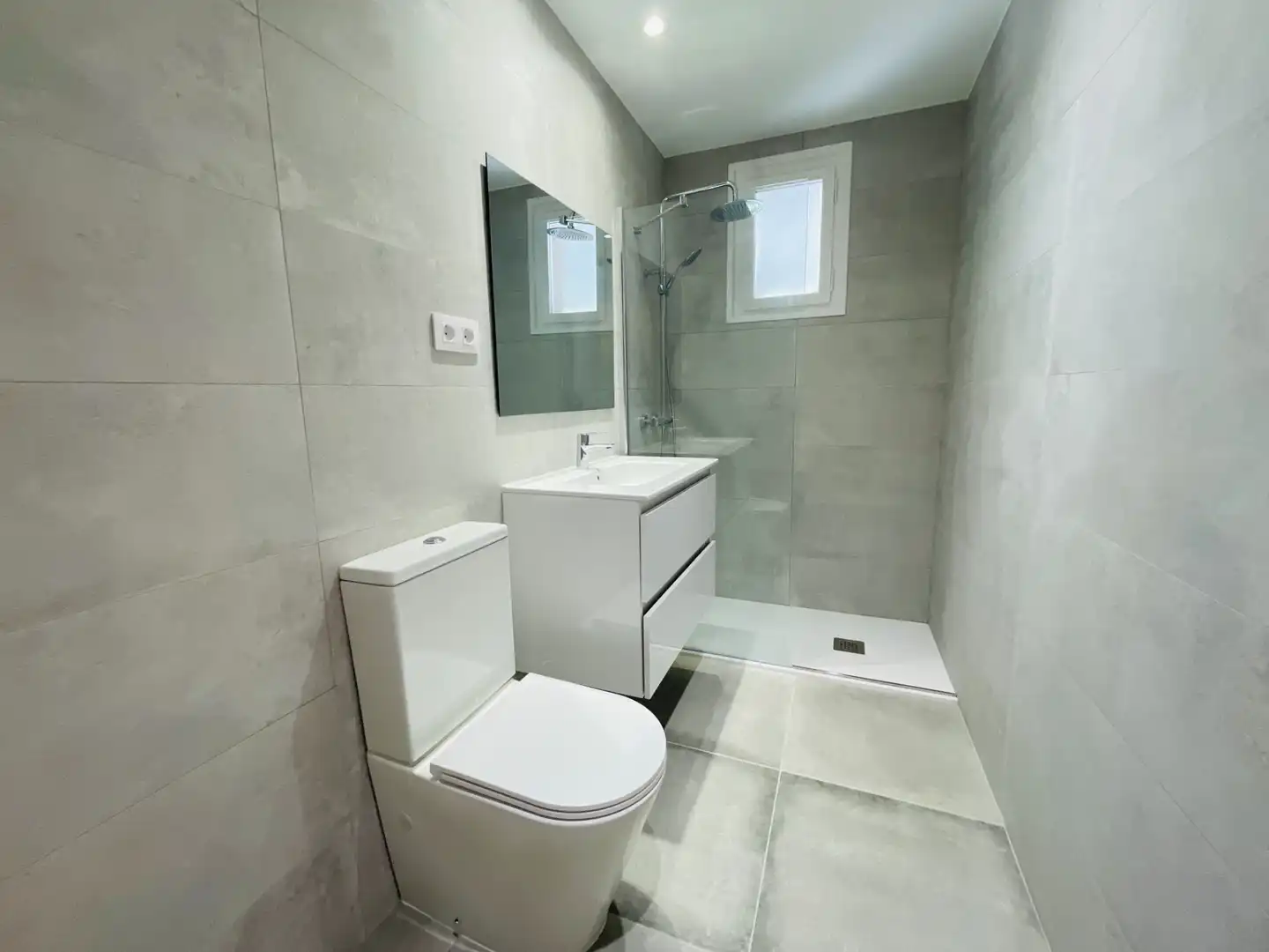 Bathroom of Office for rent in Barcelona  with Air Conditioner