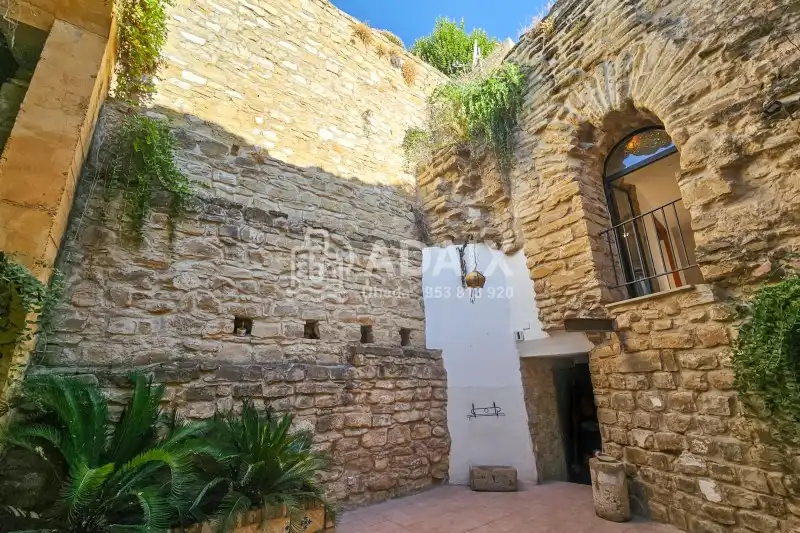 Vista exterior de Casa o xalet en venda en Úbeda amb Terrassa i Balcó