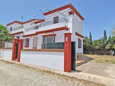 Semi-detached house with balcony for sale in Ctra Sanlúcar - Cuatro Pinos
