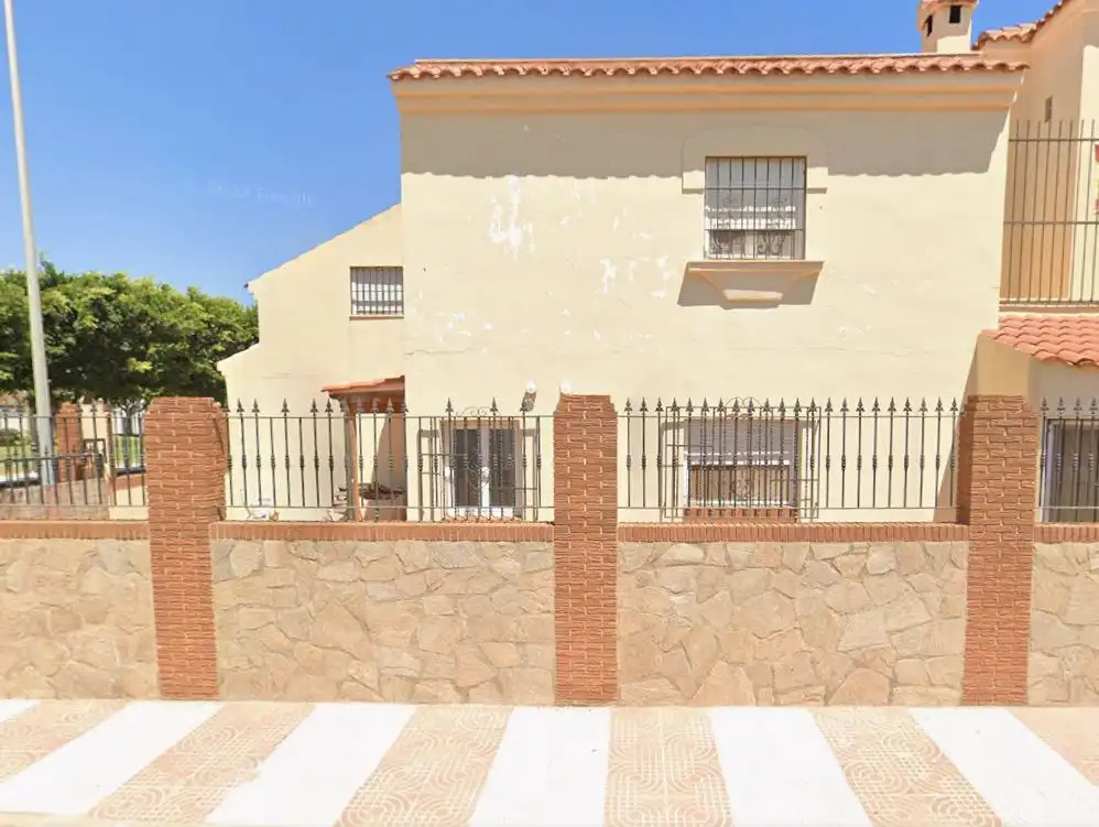 Vista exterior de Casa adosada en venta en Roquetas de Mar con Aire acondicionado, Jardín privado y Amueblado