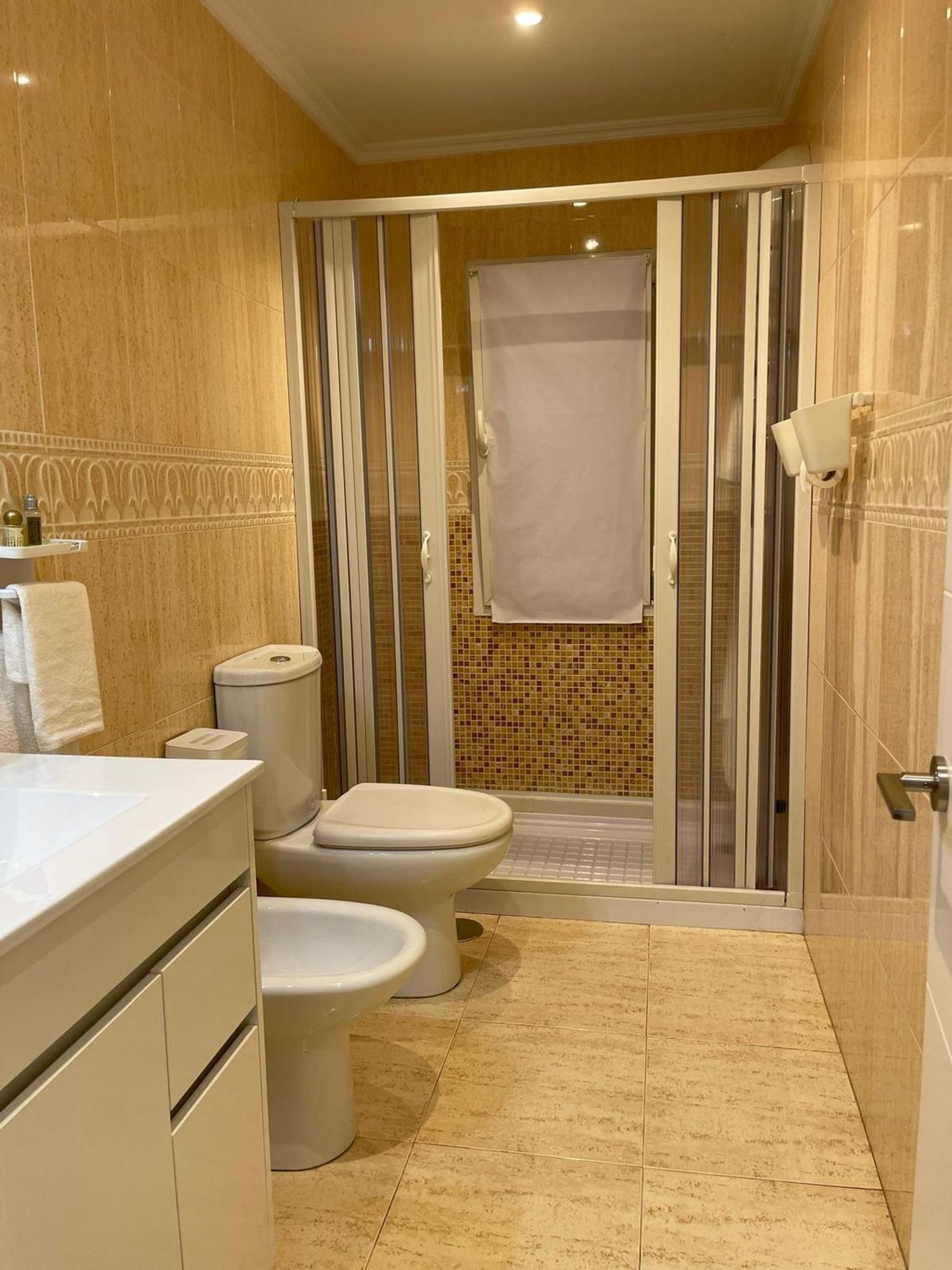 Bany de Pis en venda en Gijón  amb Calefacció i Piscina