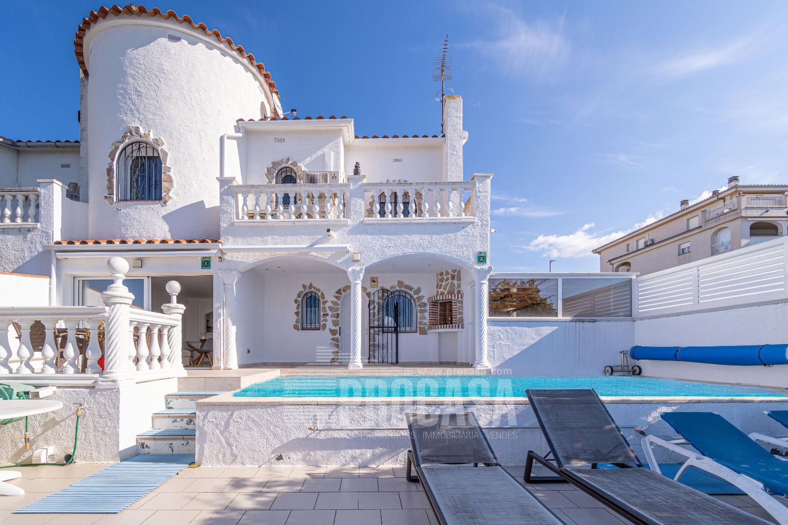 Vista exterior de Casa o xalet en venda en Empuriabrava amb Aire condicionat, Terrassa i Piscina