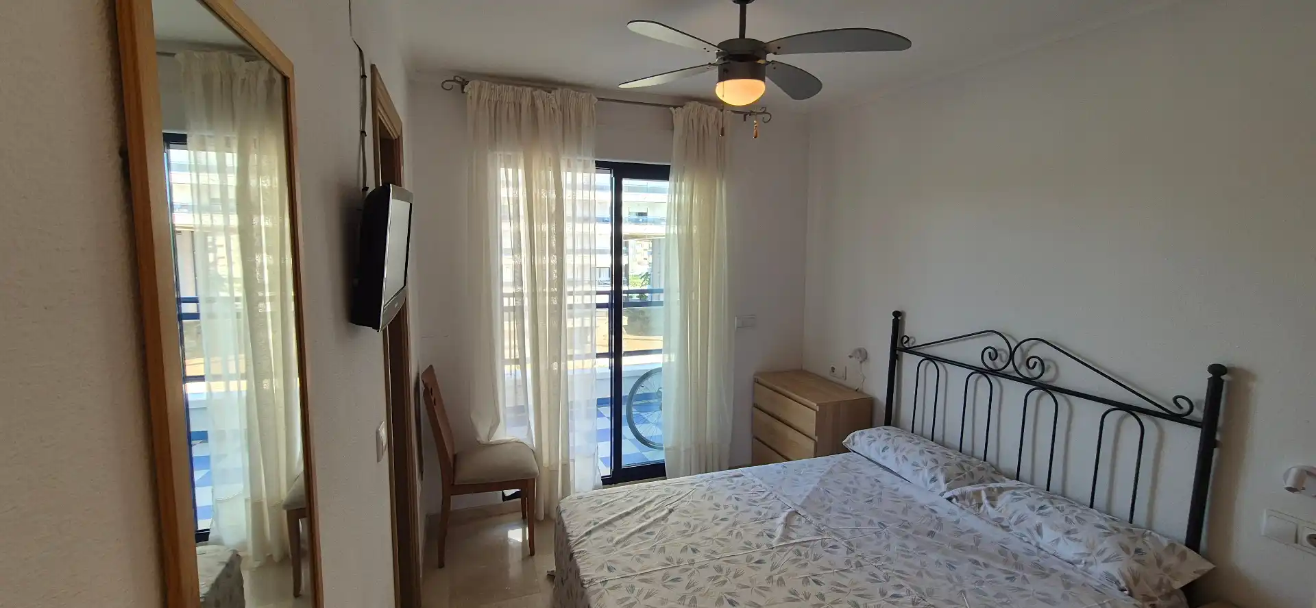 Dormitori de Apartament de lloguer en Gandia amb Aire condicionat, Calefacció i Jardí privat