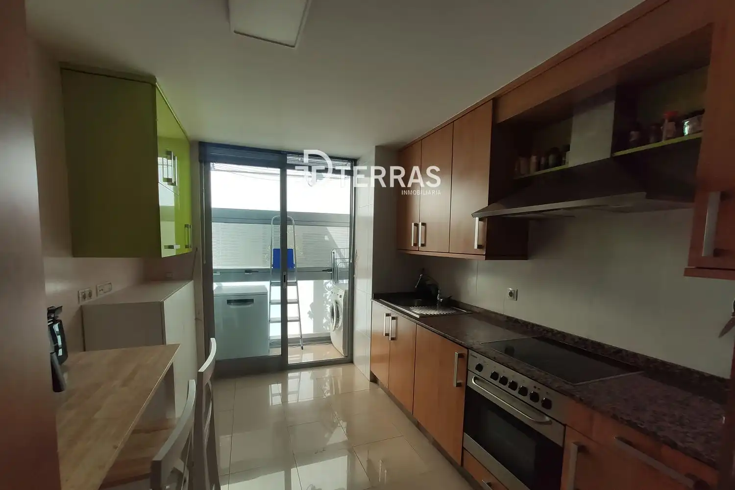Cuina de Pis en venda en Pontevedra Capital  amb Terrassa, Traster i Moblat