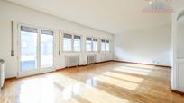 Living room of Flat to rent in  Madrid Capital  with Air Conditioner, Heating and Parquet flooring