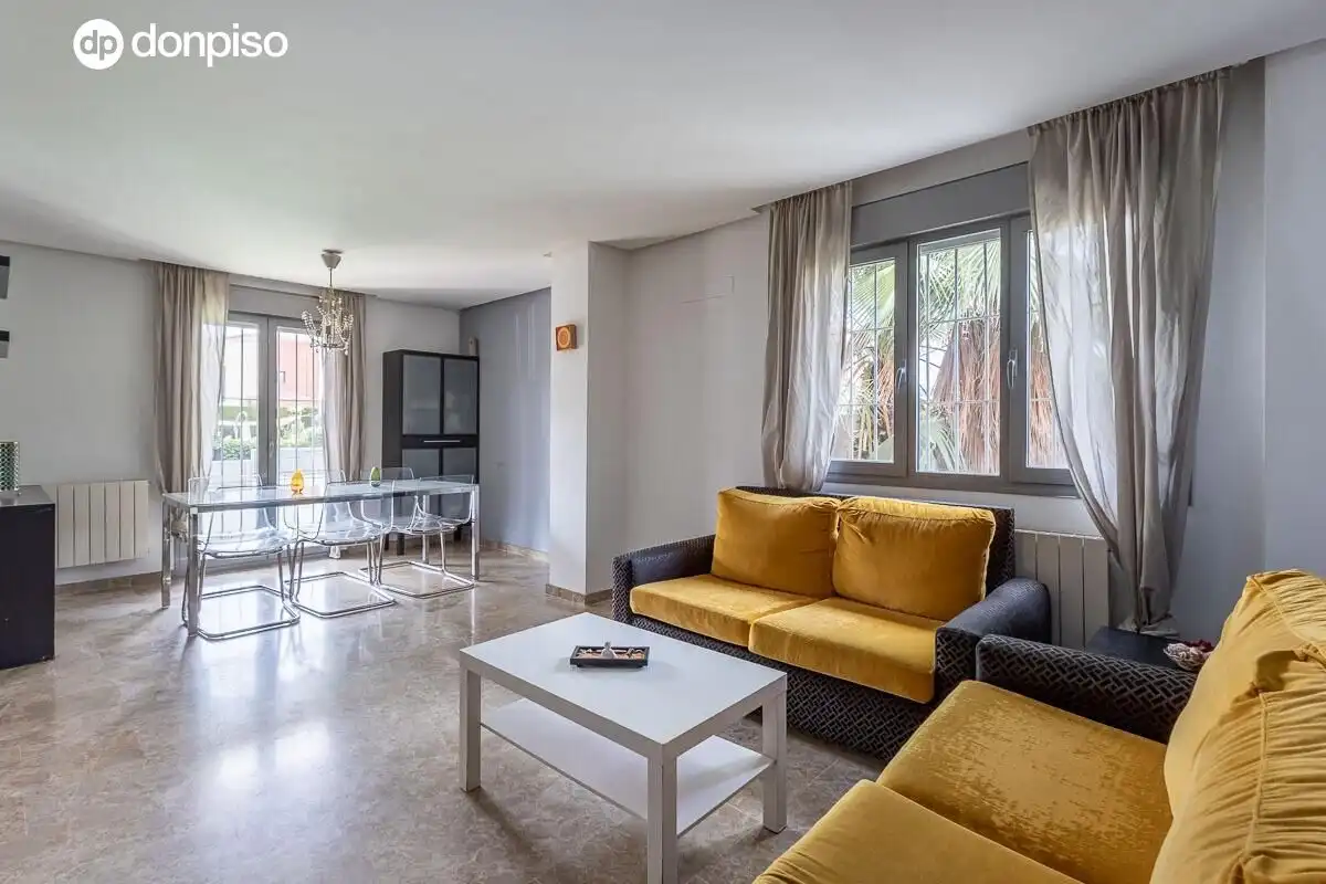Sala de estar de Casa adosada en venta en Jun con Calefacción, Terraza y Trastero