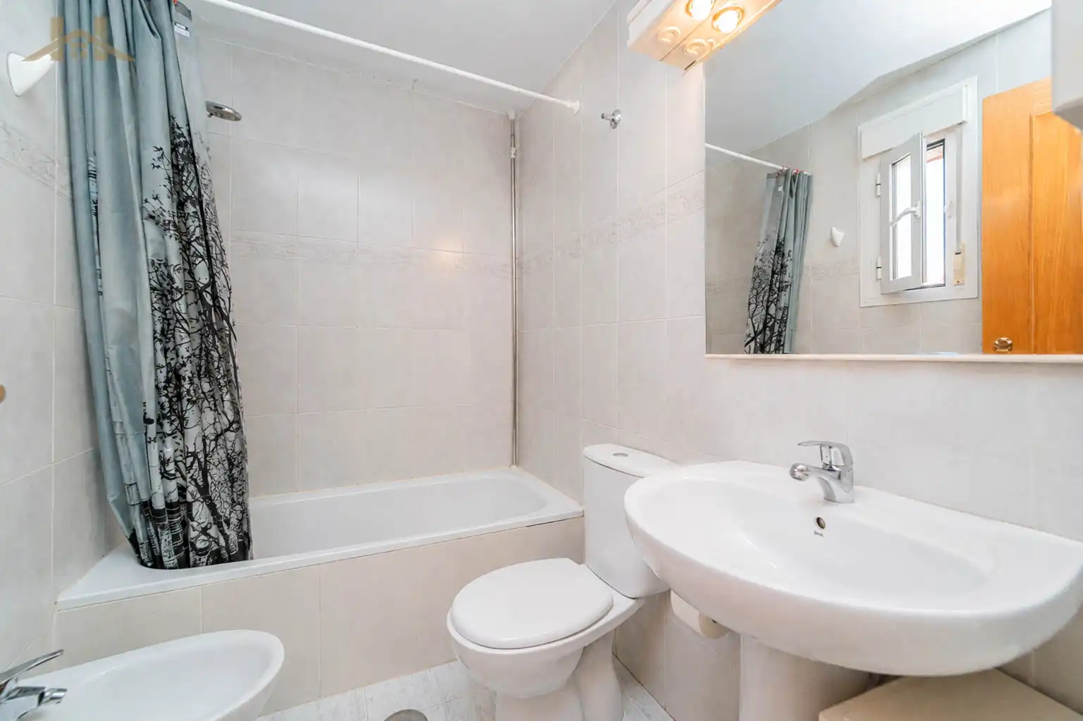 Badezimmer von Einfamilien-Reihenhaus zum Verkauf in Boadilla del Monte mit Heizung, Privatgarten und Mikrowelle