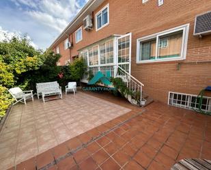 Terrassa de Casa adosada en venda en San Fernando de Henares amb Calefacció, Jardí privat i Parquet