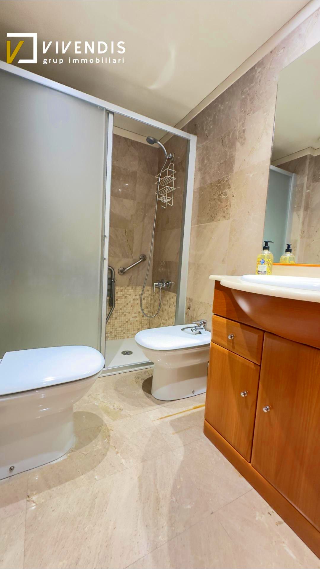 Bany de Pis de lloguer en  Lleida Capital amb Calefacció, Jardí privat i Balcó