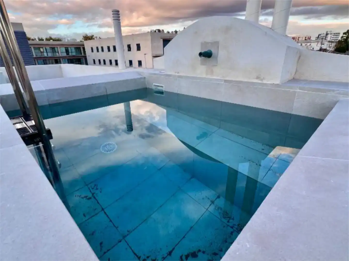 Piscina de Pis en venda en Sevilla amb Aire condicionat, Jardí privat i Parquet