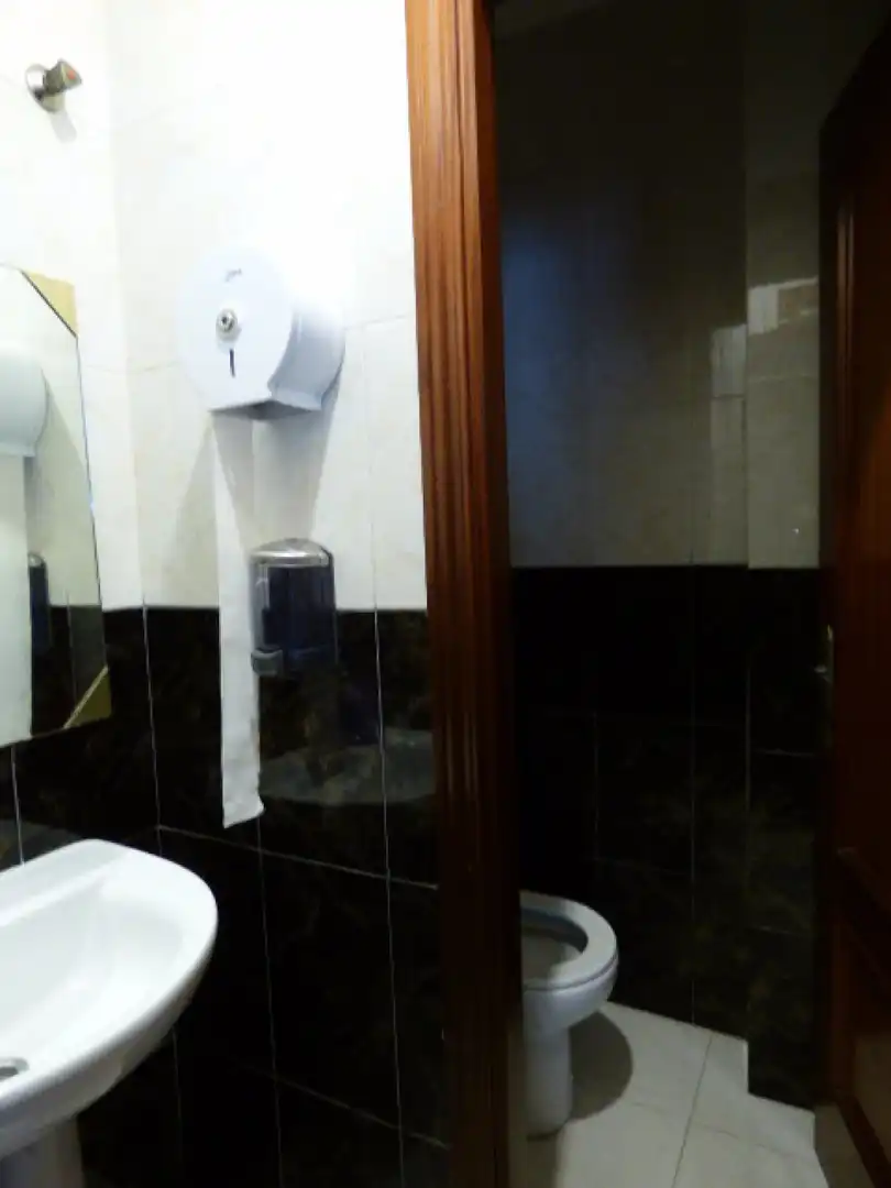 Bany de Local en venda en Badajoz amb Aire condicionat