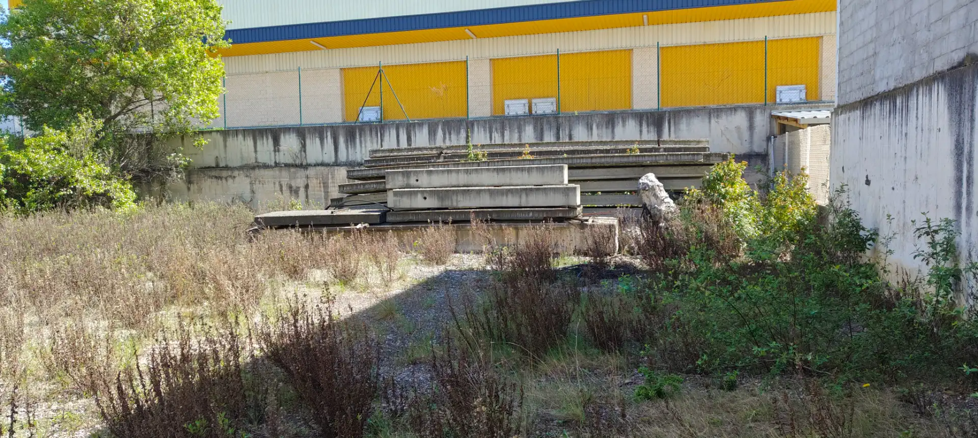 Außenansicht von Fabrikhallen zum Verkauf in Orkoien