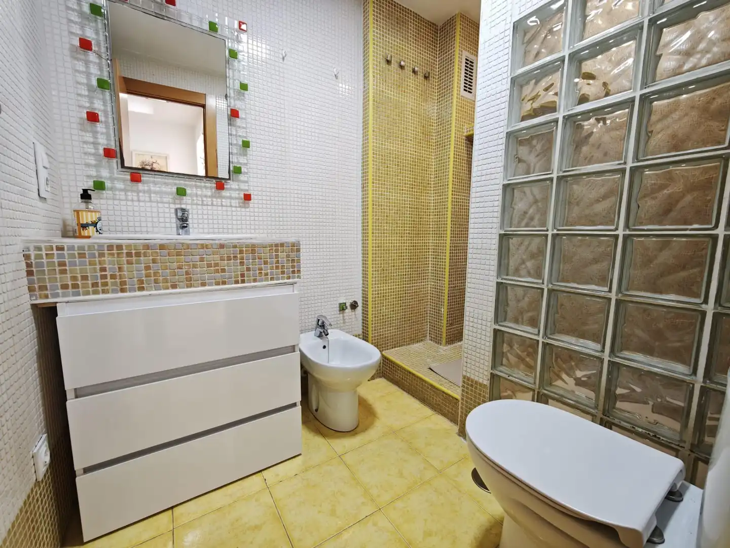 Baño de Piso de alquiler en Elche / Elx con Amueblado y Piscina comunitaria