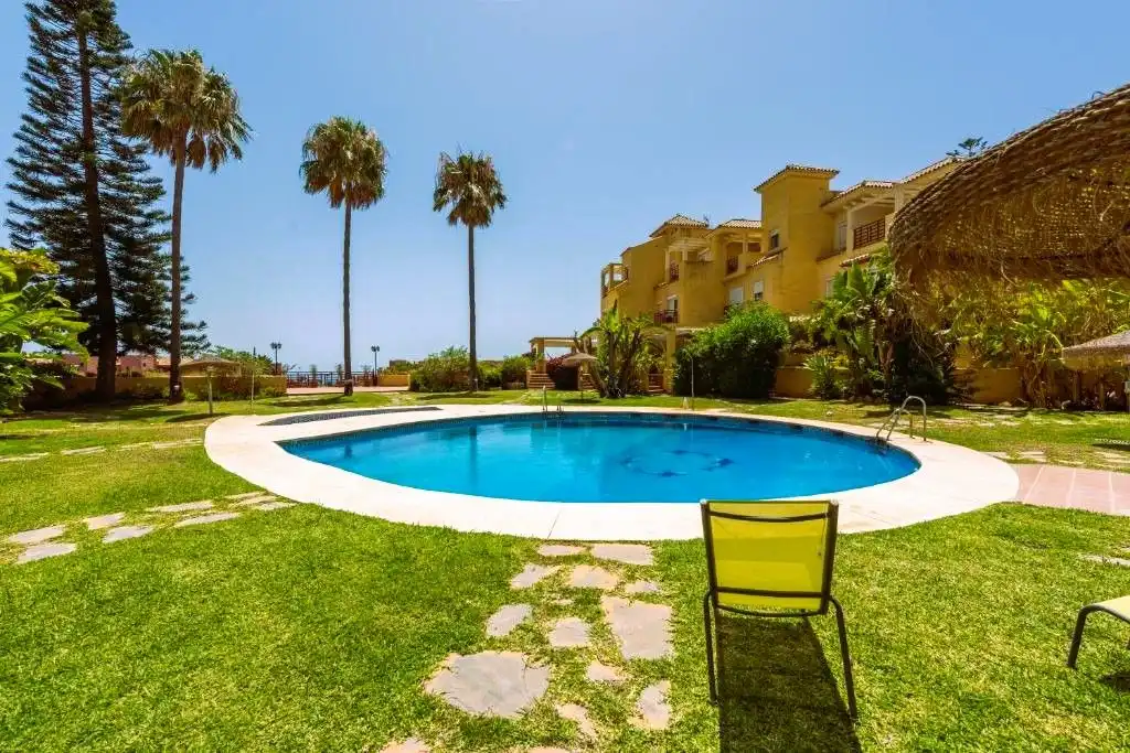 Piscina de Casa adosada en venda en Estepona amb Aire condicionat, Calefacció i Jardí privat