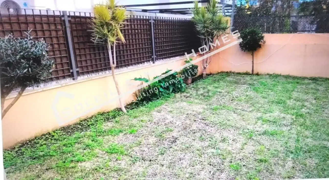 Pis amb jardí en venda a Calle de la Sandía