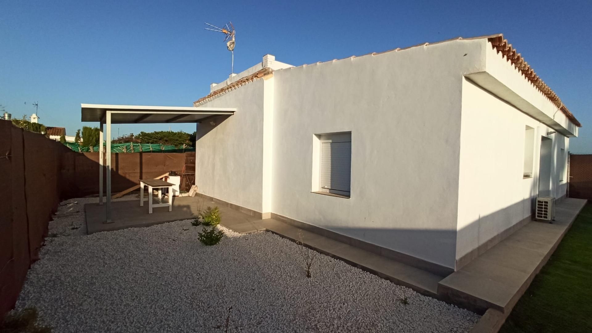 Vista exterior de Casa adosada de lloguer en Chiclana de la Frontera amb Aire condicionat i Jardí privat