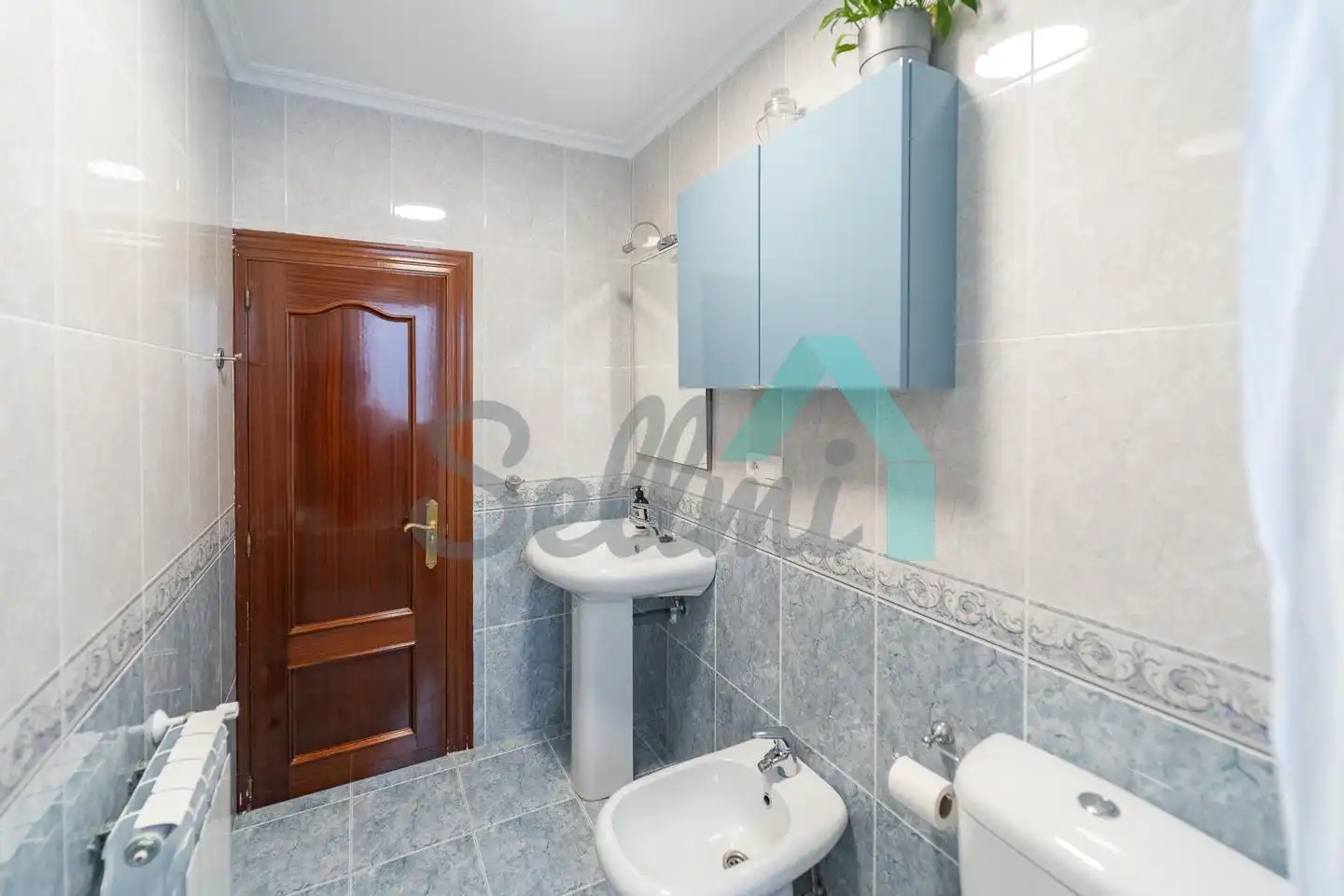 Bathroom of Flat for rent in Oviedo   with Heating, Furnished and Internet